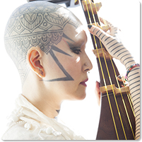 古典とノイズが共存する 薩摩琵琶奏者の西原鶴真